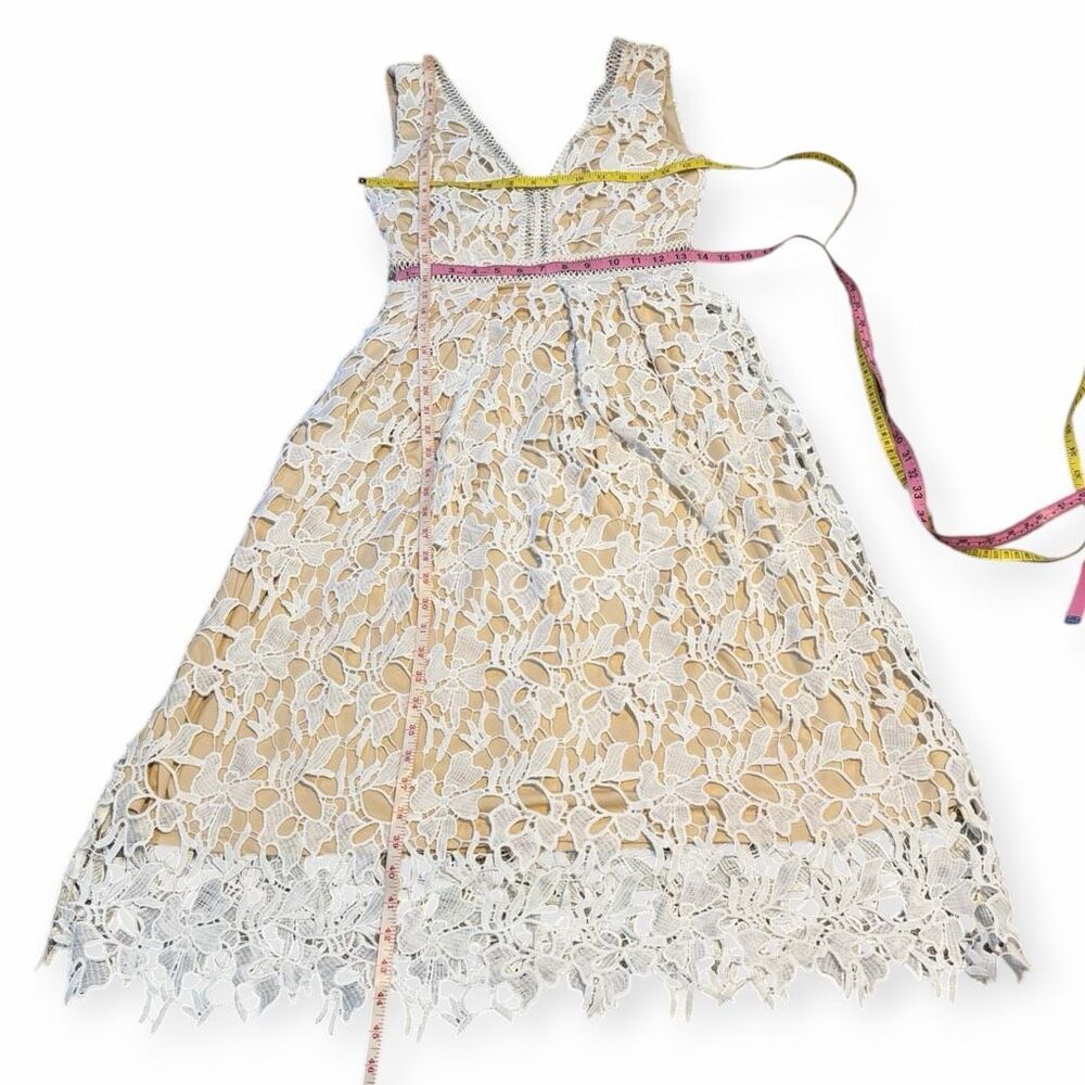 NWT ROMEO & JULIET COUTURE Womenโs Ivory Double V-Neck Floral Lace Dress Medium - Picture 7 of 7